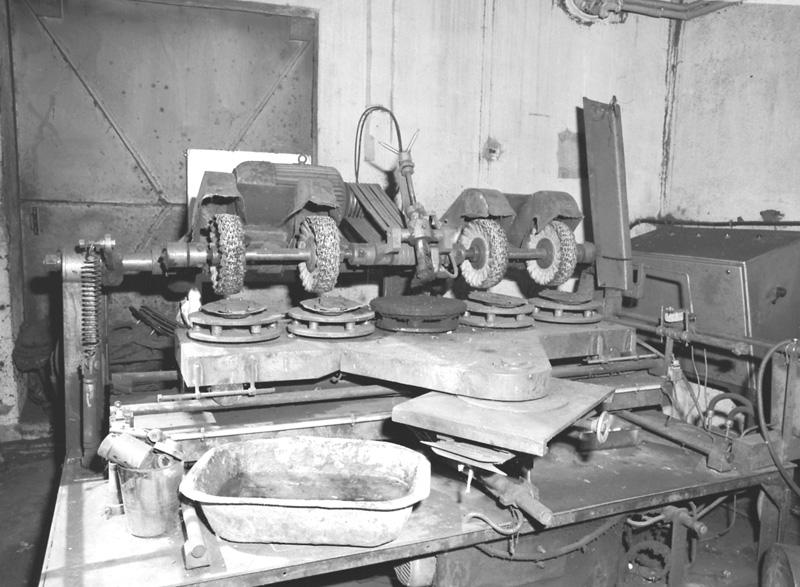 Machine à polir les plats (4 postes)