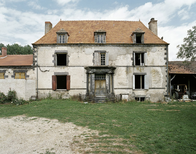 Vue de la façade principale du logis de maître.