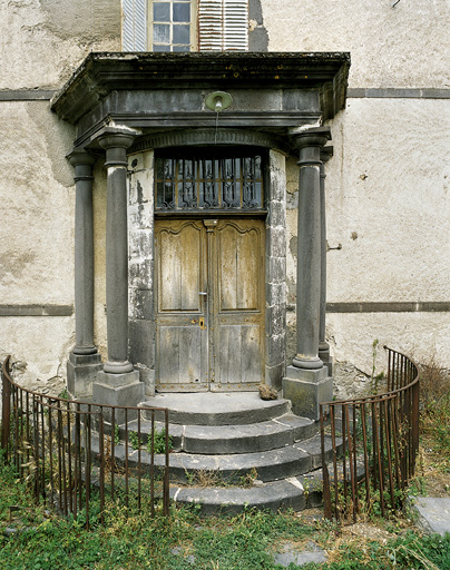 Vue du porche hors-oeuvre en façade principale du logis.