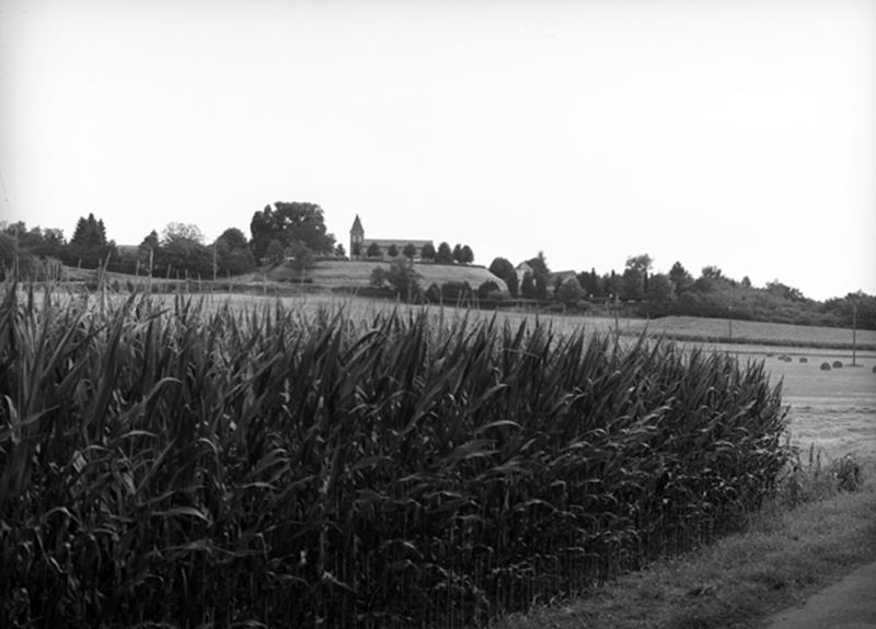 Vue de la motte sur laquelle s'élève l'église du bourg