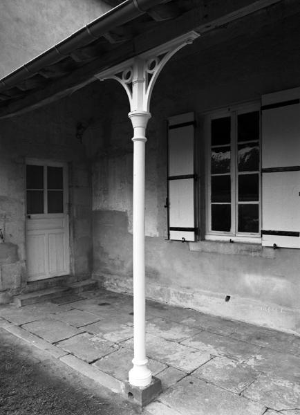 La salle de classe, vue de détail d'une colonnette soutenant l'avant-toit.