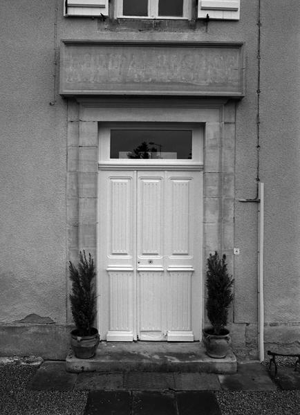 Le logement de l'instituteur, détail : la porte d'entrée