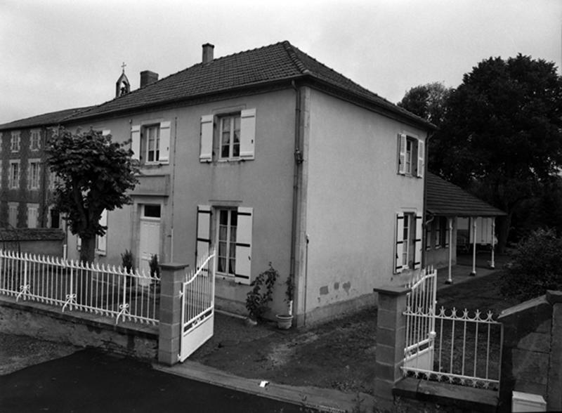 Vue générale de trois quarts depuis la rue