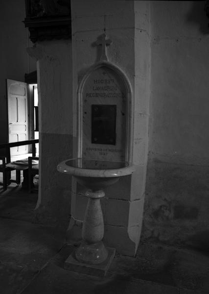 Fonts baptismaux, retable des fonts baptismaux, armoires aux saintes huiles