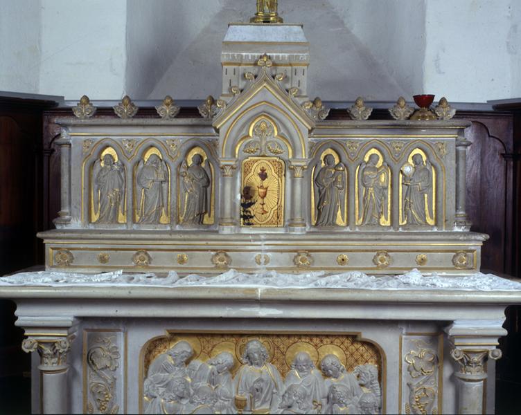 Vue de détail du tabernacle à dais d'exposition, du gradin et du retable.