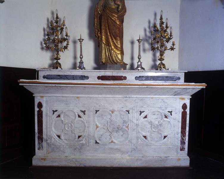 2 autels, 2 gradins, tabernacle (autels secondaires du Sacré-Coeur et de la Vierge)