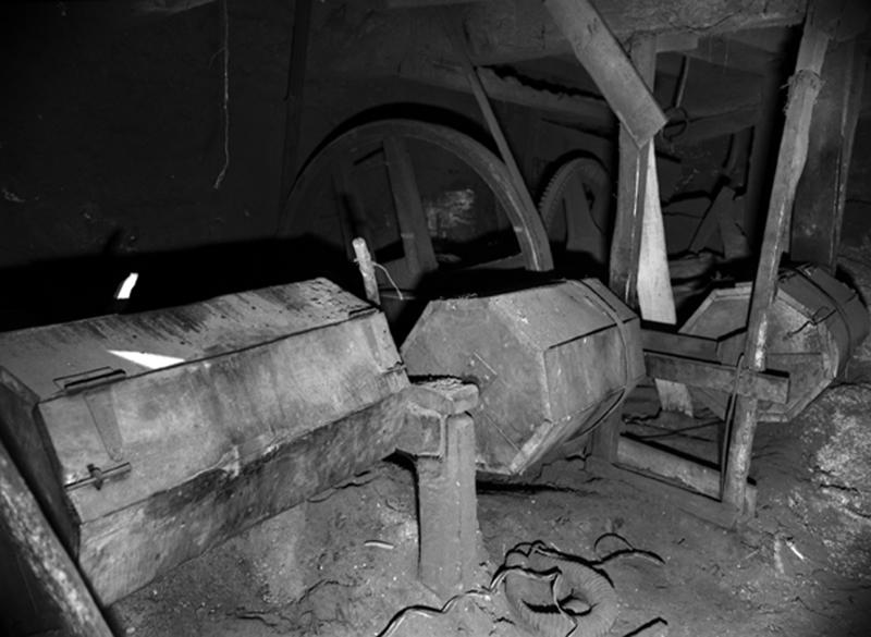 Systèmes de transmission de la roue hydraulique et tonneaux de polissage.
