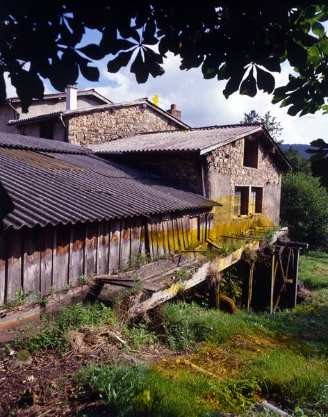 Goulotte amenant l'eau sur la roue