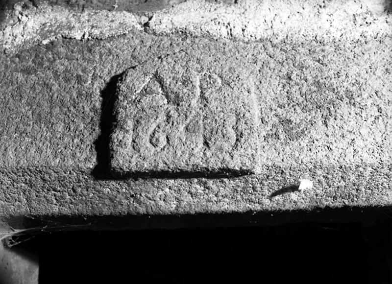 Inscription gravée sur le linteau de la porte d'entrée AP 1643
