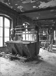 Atelier de fabrication des frottes en coton : cuve d'acide chlorydrique dans laquelle on plongeait le tissu pour neutraliser l'effet de la soude dans laquelle il avait été préalablement plongé.