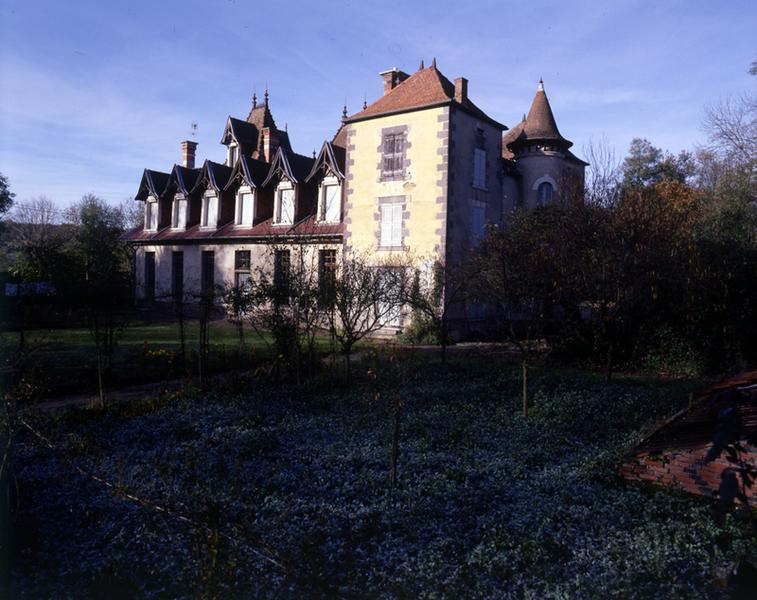 Château, vue générale de trois quarts depuis l'arrière