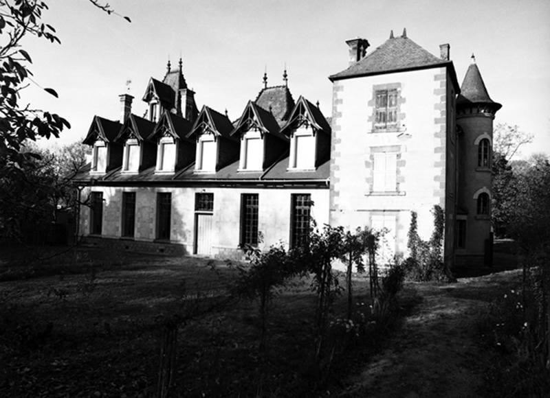 Château, vue générale de la façade postérieure et de la tourelle d'escalier.
