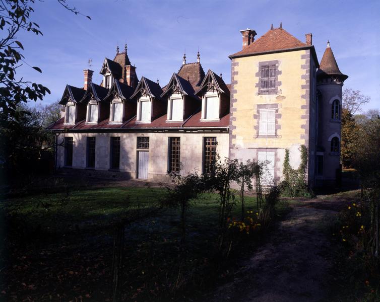 Château, vue générale de la façade postérieure et de la tourelle d'escalier.