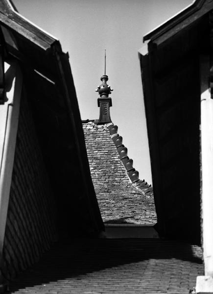 Château, vue de détail d'un épis de faîtage sur le toit en pavillon du corps principal du logis.