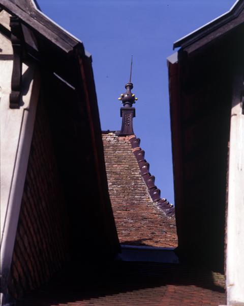 Château, vue de détail d'un épis de faîtage sur le toit en pavillon du corps principal du logis.