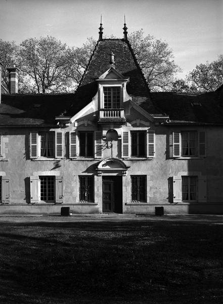 Façade antérieure du château, vue de détail des travées centrales du corps principal de logis.