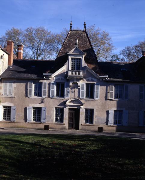 Façade antérieure du château, vue de détail des travées centrales du corps principal de logis.