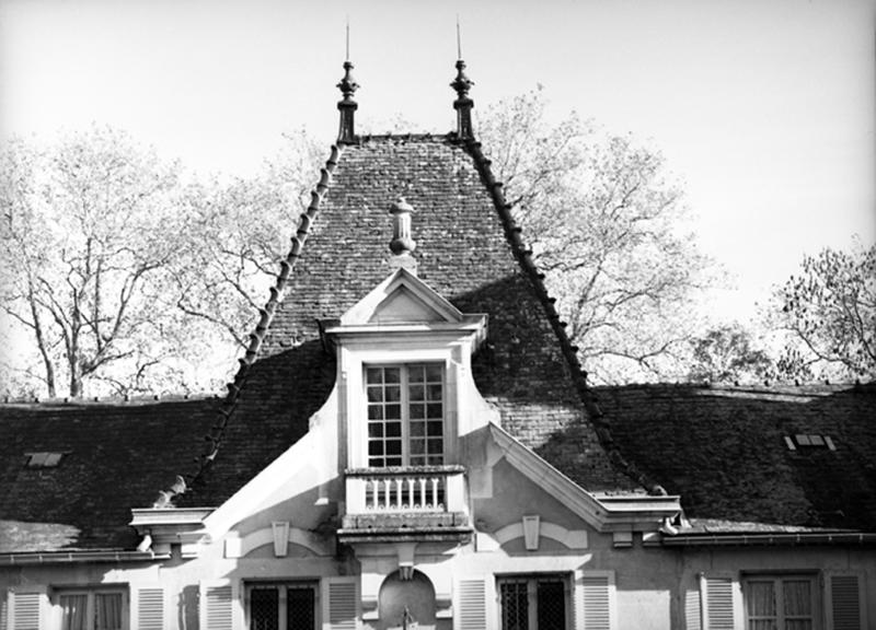 Façade antérieure du château, vue de détail du toit en pavillon et de sa lucarne.