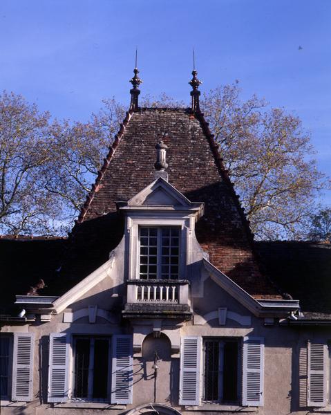 Façade antérieure du château, vue de détail du toit en pavillon et de sa lucarne.