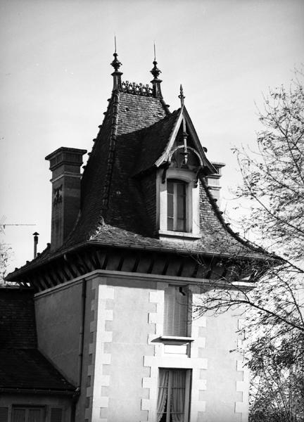Château, vue de détail du toit en pavillon de la tour d'angle sud-ouest.
