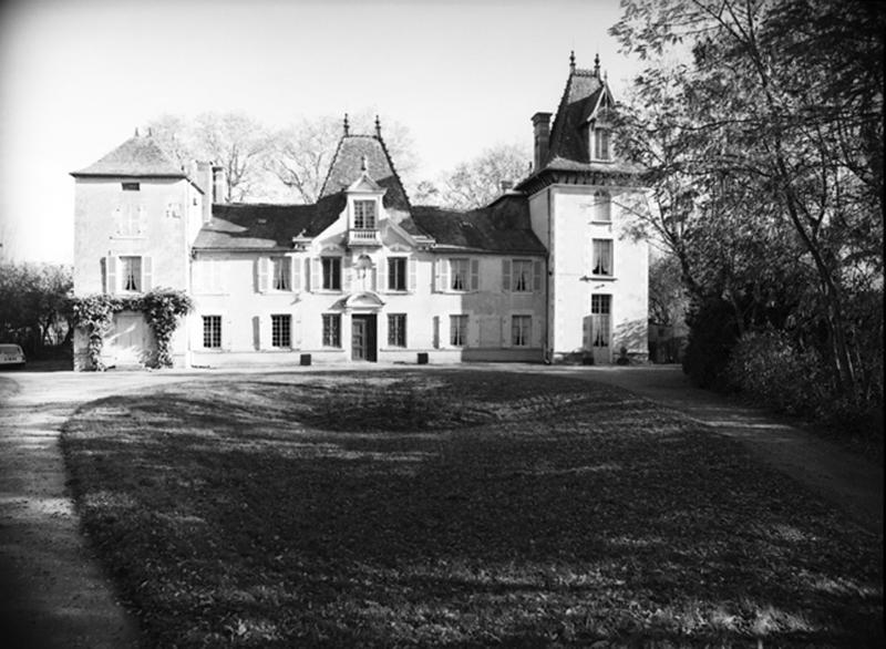Vue générale de la façade antérieure du château