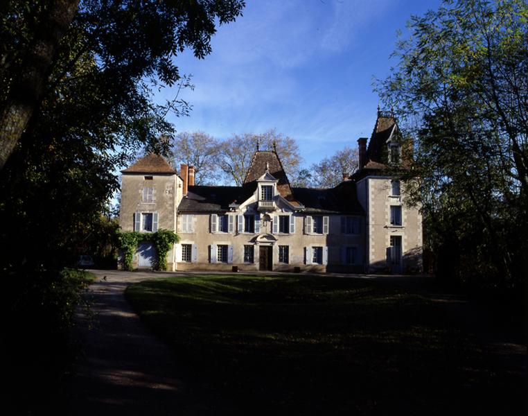 Vue générale de la façade antérieure du château