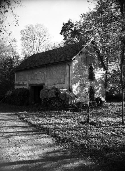 Vue générale de trois quarts de la resserre depuis l'ouest
