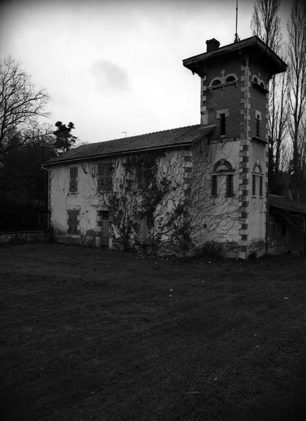 Vue générale du logis de ferme ou conciergerie