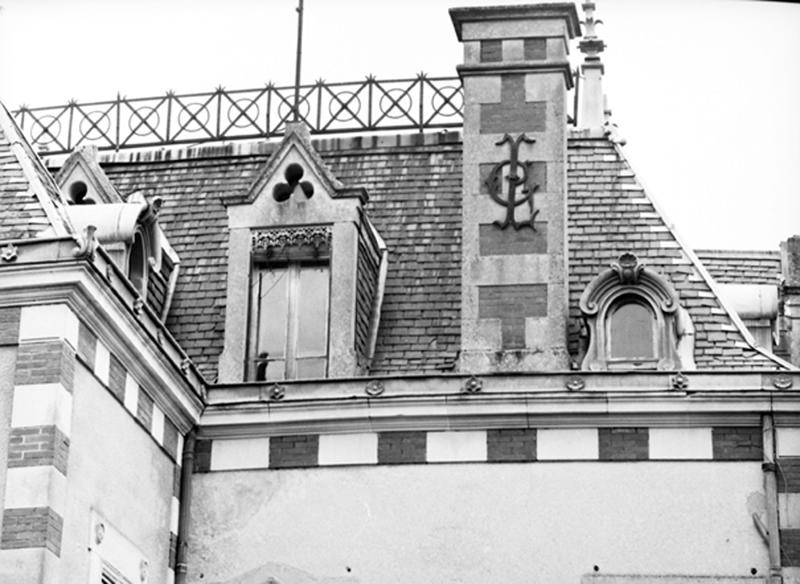 Détail : lucarnes et souche de cheminée sur un des versants du toit en pavillon à terrasse faîtière de la villa.