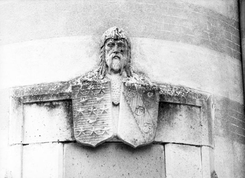 Vue de détail du linteau armorié de la porte de la tour d'escalier hors-oeuvre en façade postérieure de la villa.