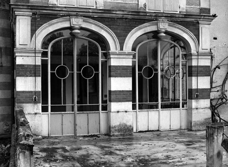 Détail des baies de la pièce servant de jardin d'hiver au rez-de-chaussée de la villa.