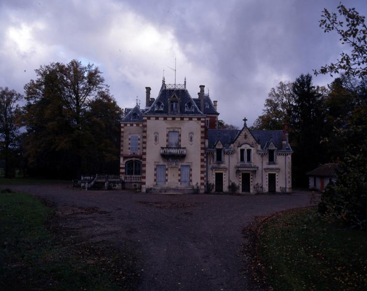 Vue générale de la façade principale de la villa