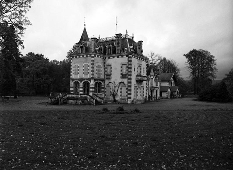 Vue d'ensemble, depuis le nord-ouest, de la villa, du logis et de la buanderie.