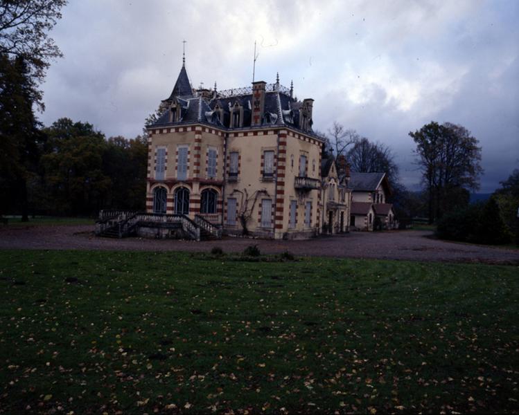 Vue d'ensemble, depuis le nord-ouest, de la villa, du logis et de la buanderie.