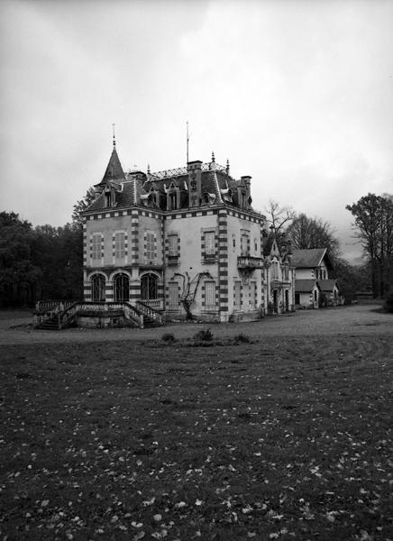 Vue d'ensemble, depuis le nord-ouest, de la villa, du logis et de la buanderie.