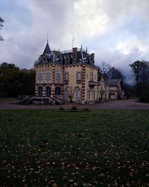 Vue d'ensemble, depuis le nord-ouest, de la villa, du logis et de la buanderie.