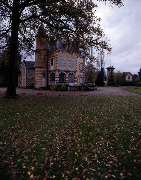 Vue générale, depuis le nord-ouest, de la villa avec le logis de ferme ou conciergerie à l'arrière-plan.