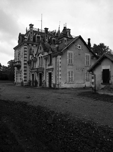 Vue générale de la villa depuis le sud-est