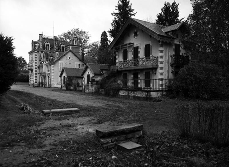 Vue d'ensemble, depuis le sud-est, de la villa, du logis et de la buanderie.