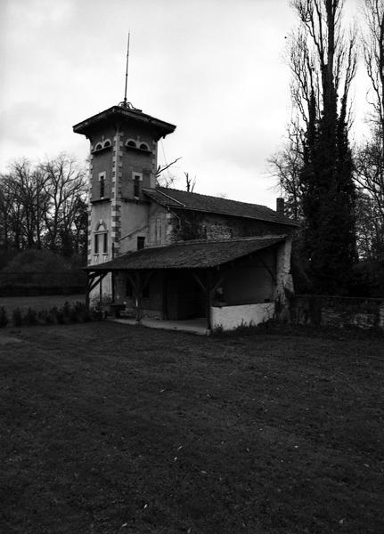 Vue générale du logis de ferme et du hangar