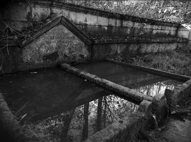 Lavoir édifié à la demande d'Adélaïde d'Orléans près de Lhérat, détail du bassin supérieur.