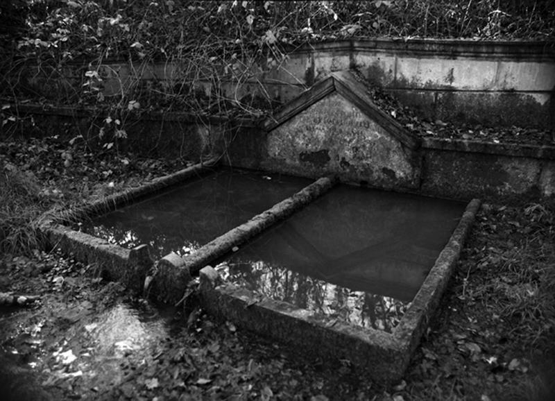 Lavoir édifié à la demande d'Adélaïde d'Orléans près de Lhérat, détail du bassin supérieur.