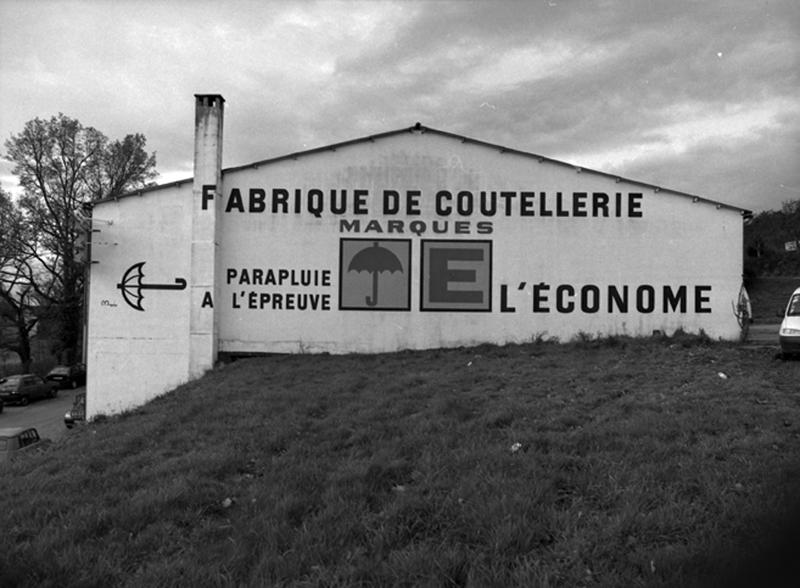 Mur pignon orné d'une enseigne peinte