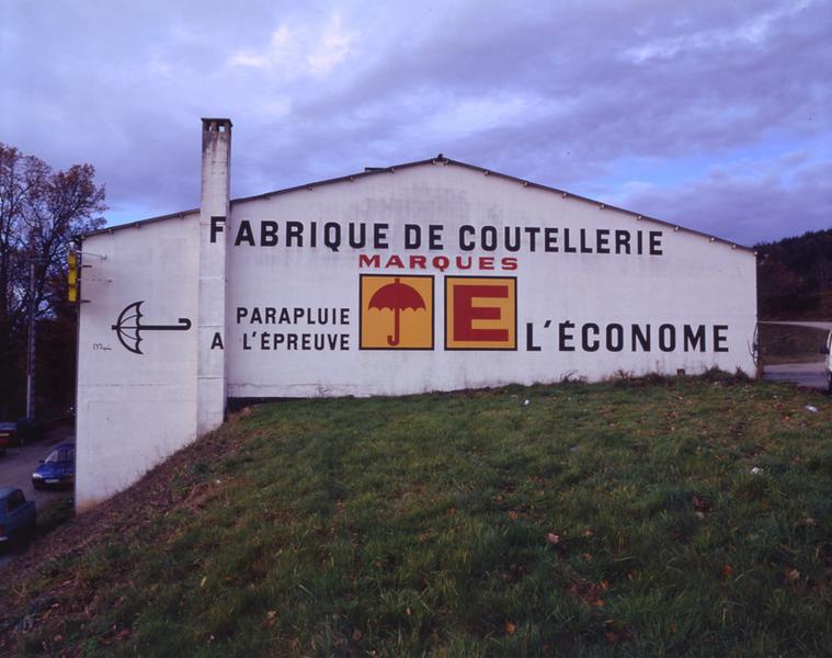 Mur pignon orné d'une enseigne peinte