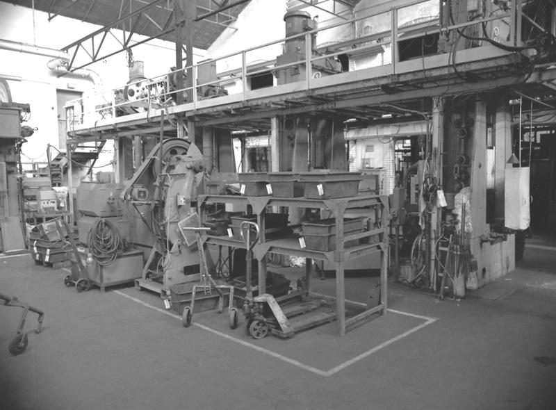 Vue d'ensemble d'une partie de l'atelier d'estampage