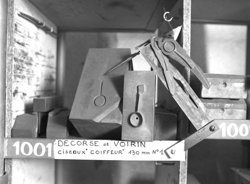 Ancien outillage de fabrication de ciseaux