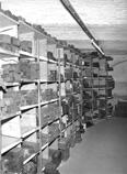 Outillages de fabrication stockés au sous-sol de l'usine