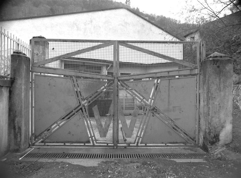 Portail d'accès à l'arrière de l'usine
