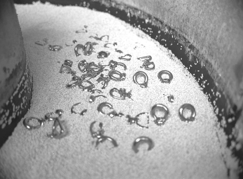 Pièces d'accastillage en cours de brillantage