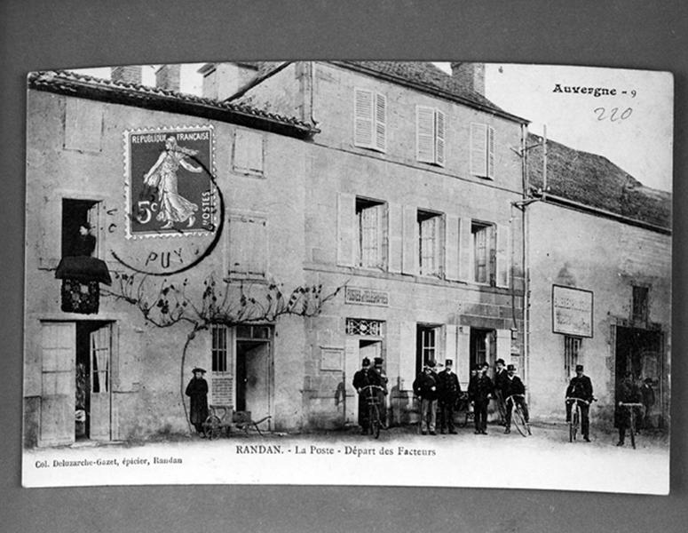 La poste Départ des facteurs [place de la Mairie]